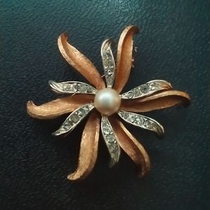 Vintage Lady Lee brooch